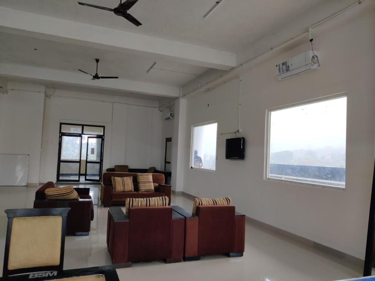 Хостел Abuzz Oxfordcaps Imperial Heights Mussoorie Деградун Екстер'єр фото